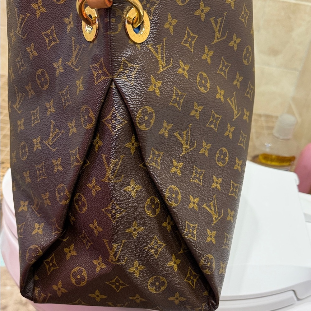 Louis Vuitton Monogram Canvas Detail - Brown with Gold Hardware - Picture 15 of 16